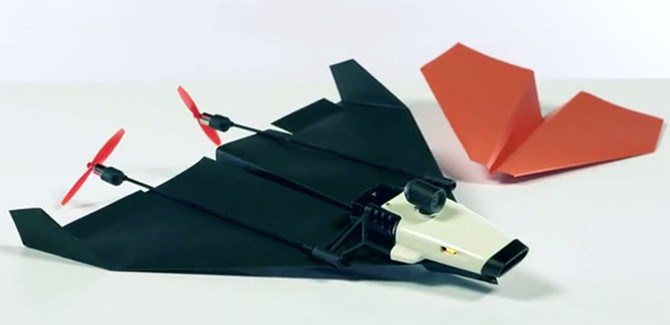Episch papieren vouwvliegtuigje vliegt en streamt als een drone