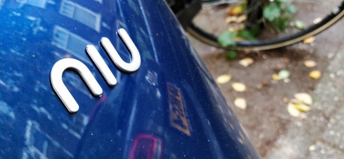 Niu N1S review: hoe een escooter mijn kniebandblessure compenseerde