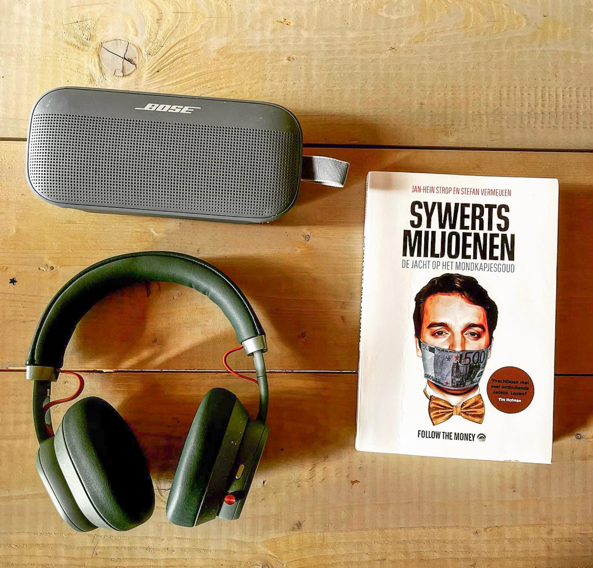 Fairbuds XL, Bose Soundlink and the book Sywerts Miljoenen