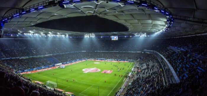 Een voetbalstadion vanuit het perspectief als je op een stoeltje zit en uitkijkt op het veld