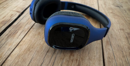 Een blauwe over ear headphone van Grixx op een tafel