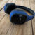 Een blauwe over ear headphone van Grixx op een tafel