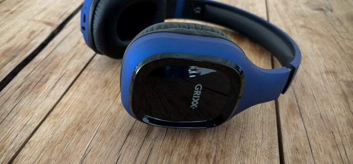 Een blauwe over ear headphone van Grixx op een tafel