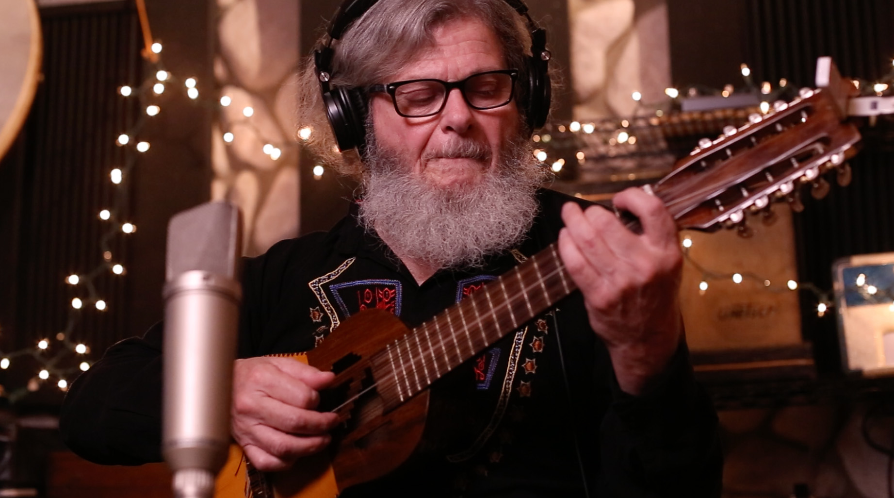 Santaolalla aan het spelen op de gitaar