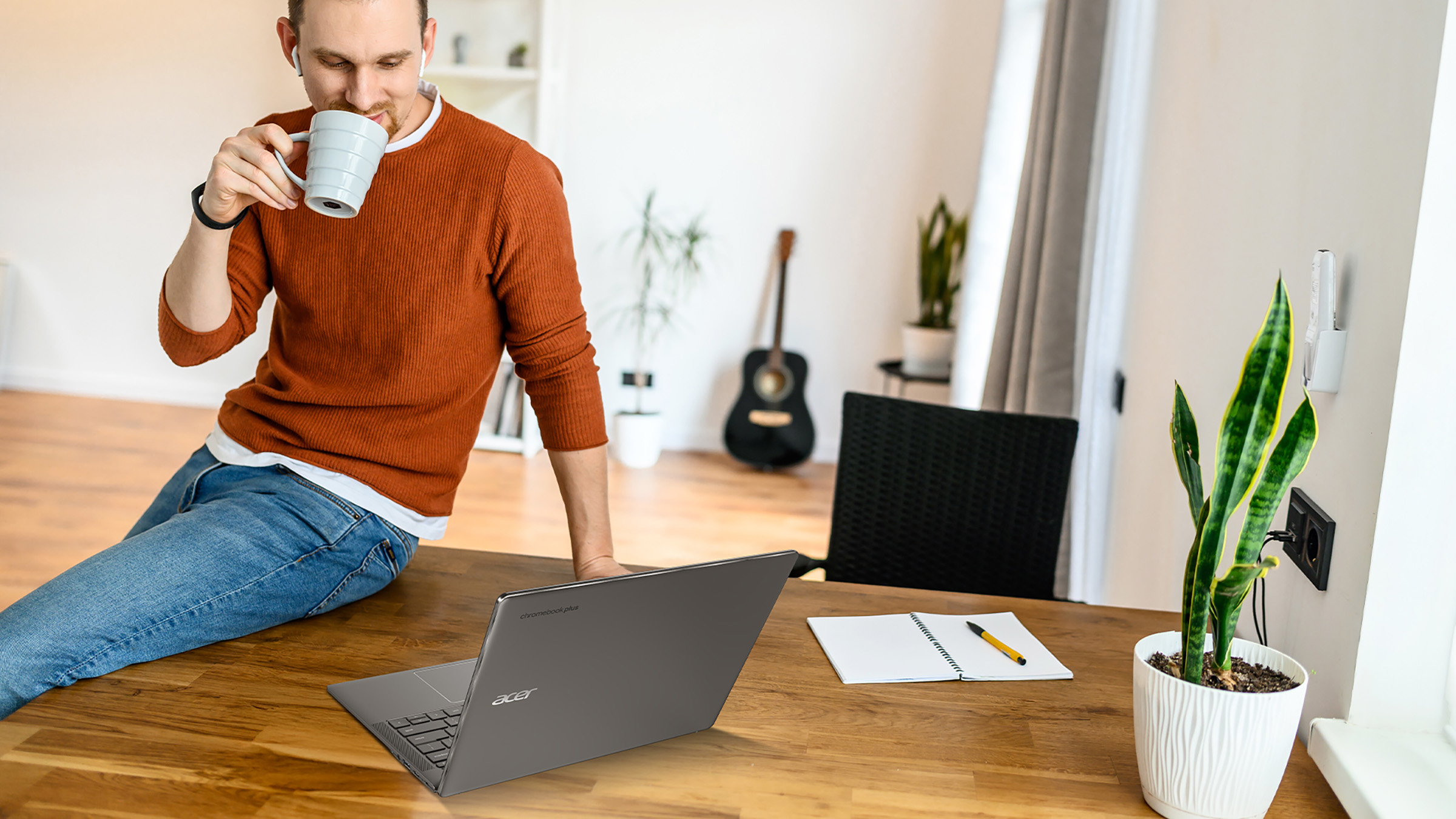 Man met koffie werkt op een Chromebook. Hij kijkt ernaar op een ongemakkelijke manier.