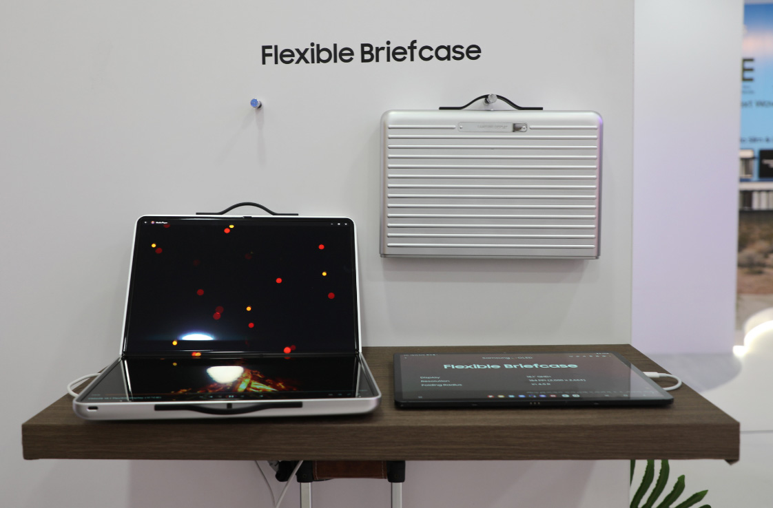 De Samsung Flexible Briefcase op een tafel op het MWC