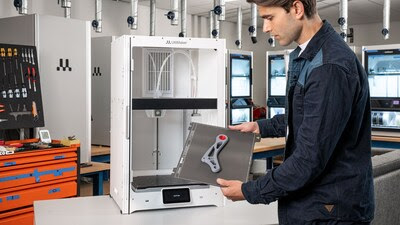 Een man met de Ultimaker S8