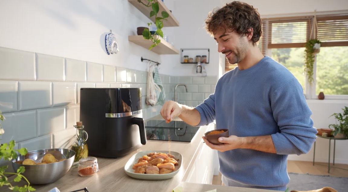 Een man met ee Bosch airfryer.