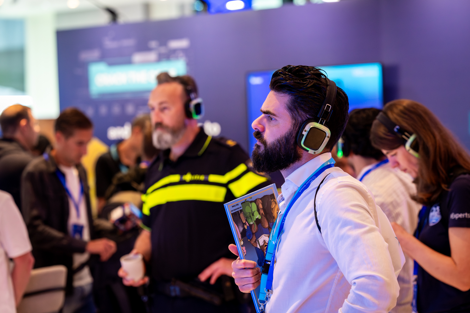 Een man tijdens Experts Live in NIeuwegein met een headset op