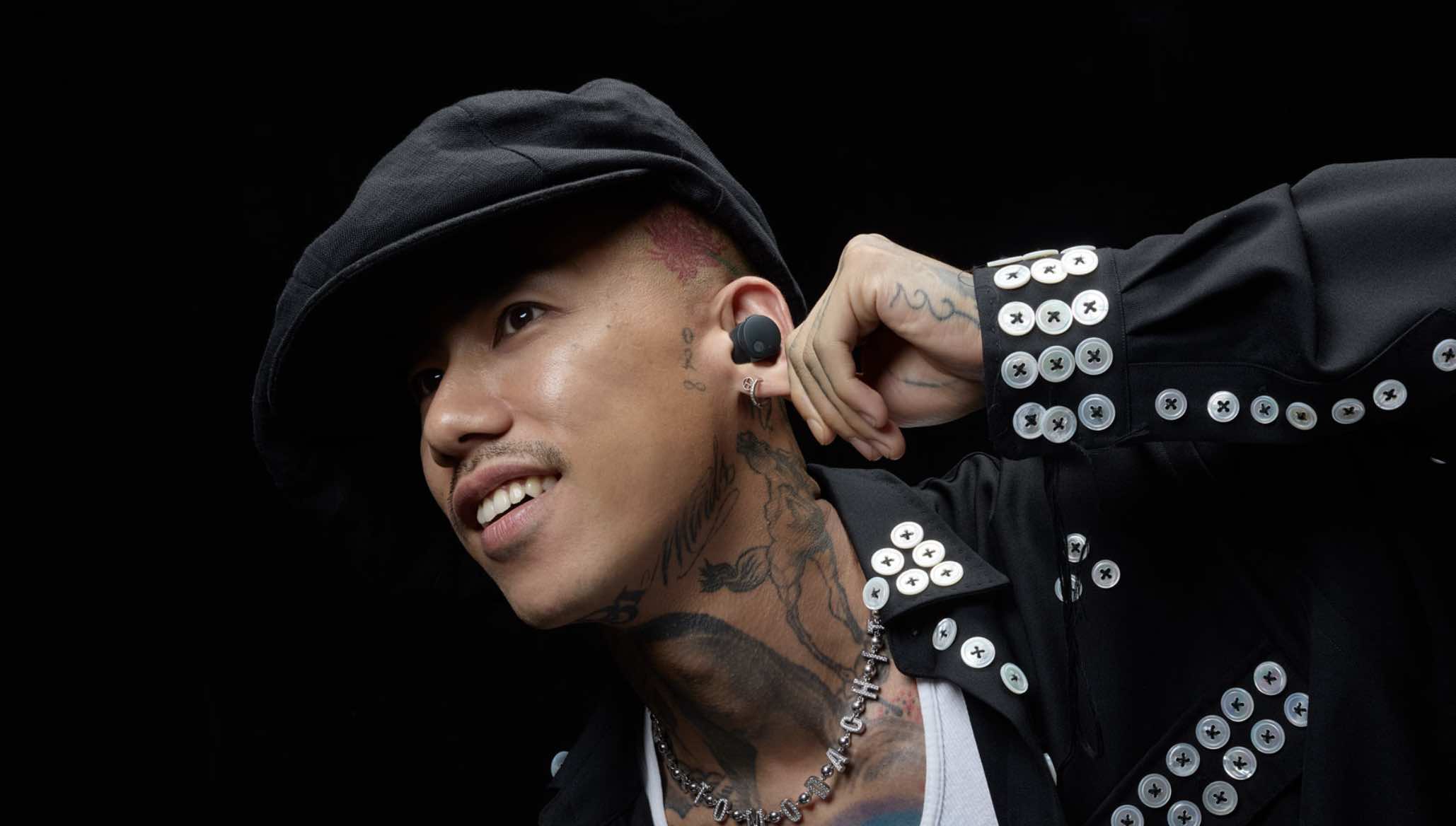 Een man met Audio Technica oordopjes