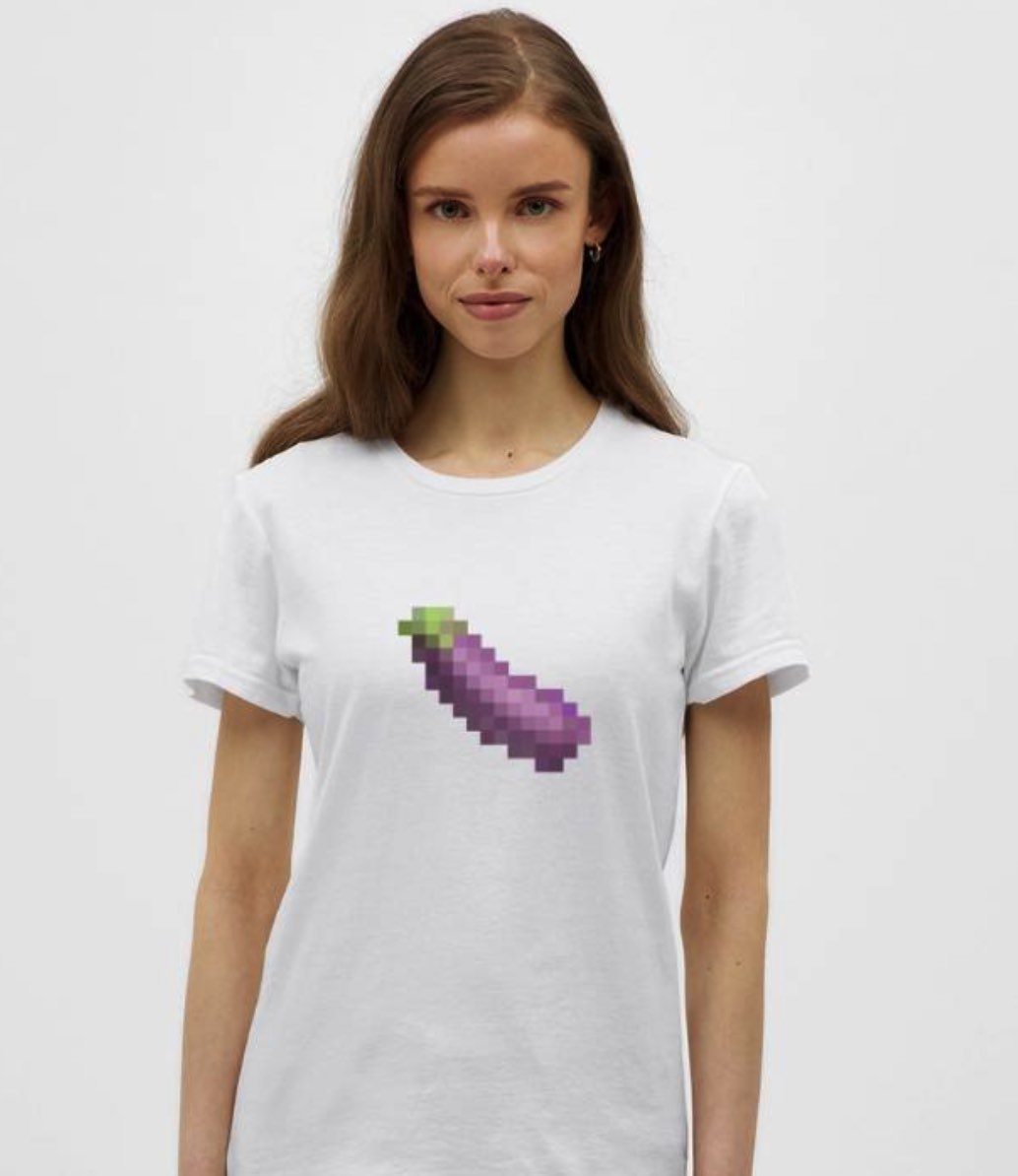 Een vrouw met een wit tshirt met daarop een pixelige aubergine