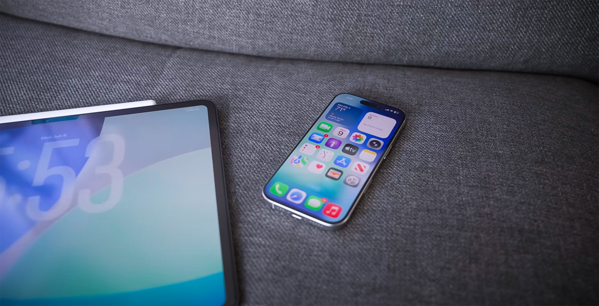 Een smartphone met iOS 26 liggend op een bank