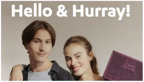 Twee mensen die lachen in de camera. Daarboven staat 'hello & hurray'.