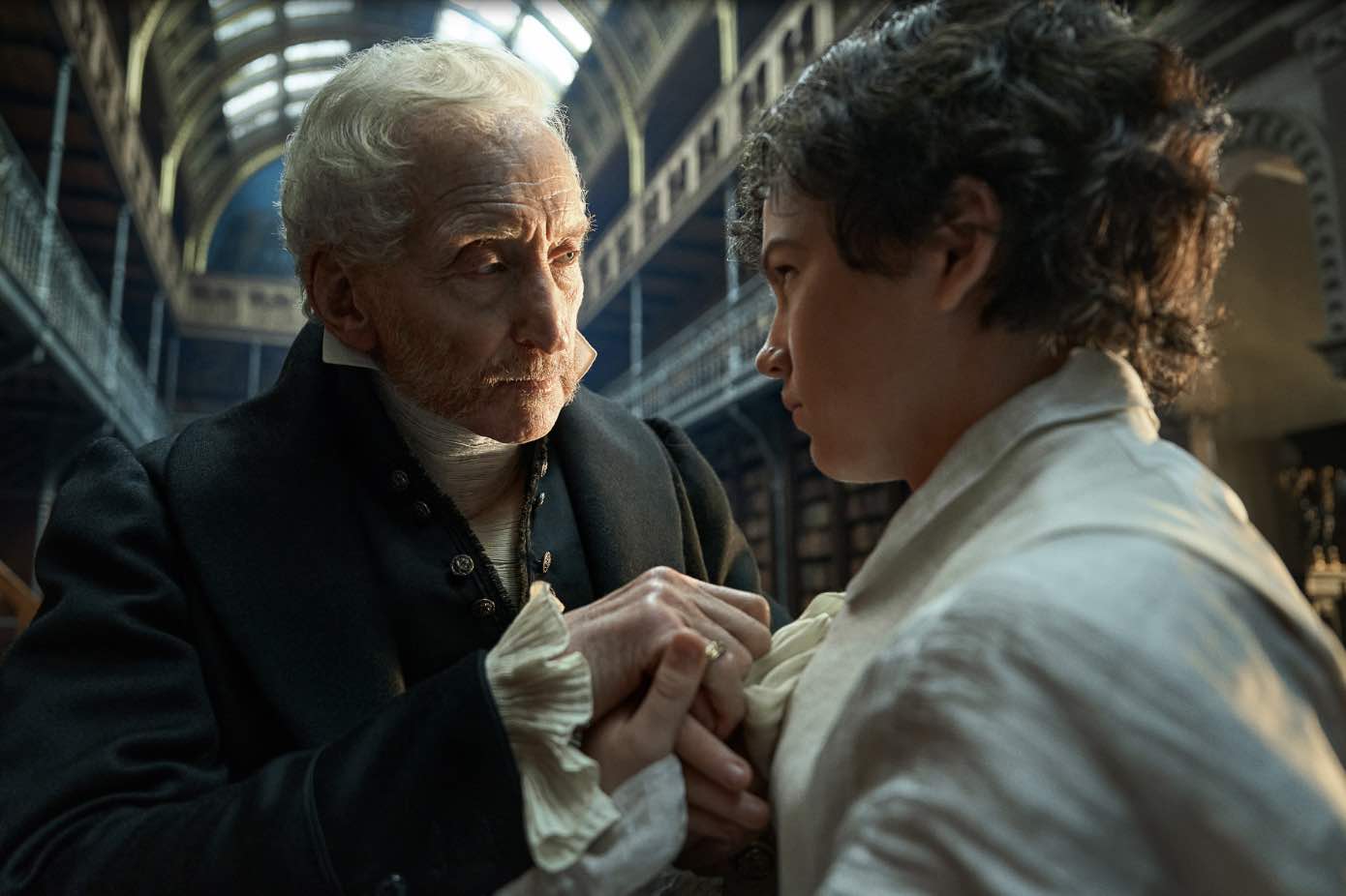 Twee mannen in gesprek in Frankenstein, de film van Netflix. 