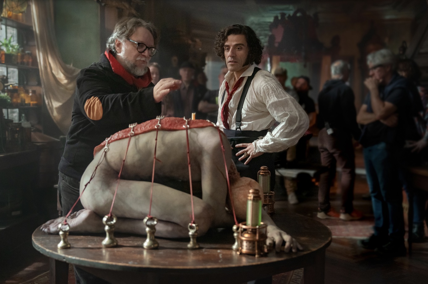 Een soort van lijk op een tafel met daarbij Frankenstein