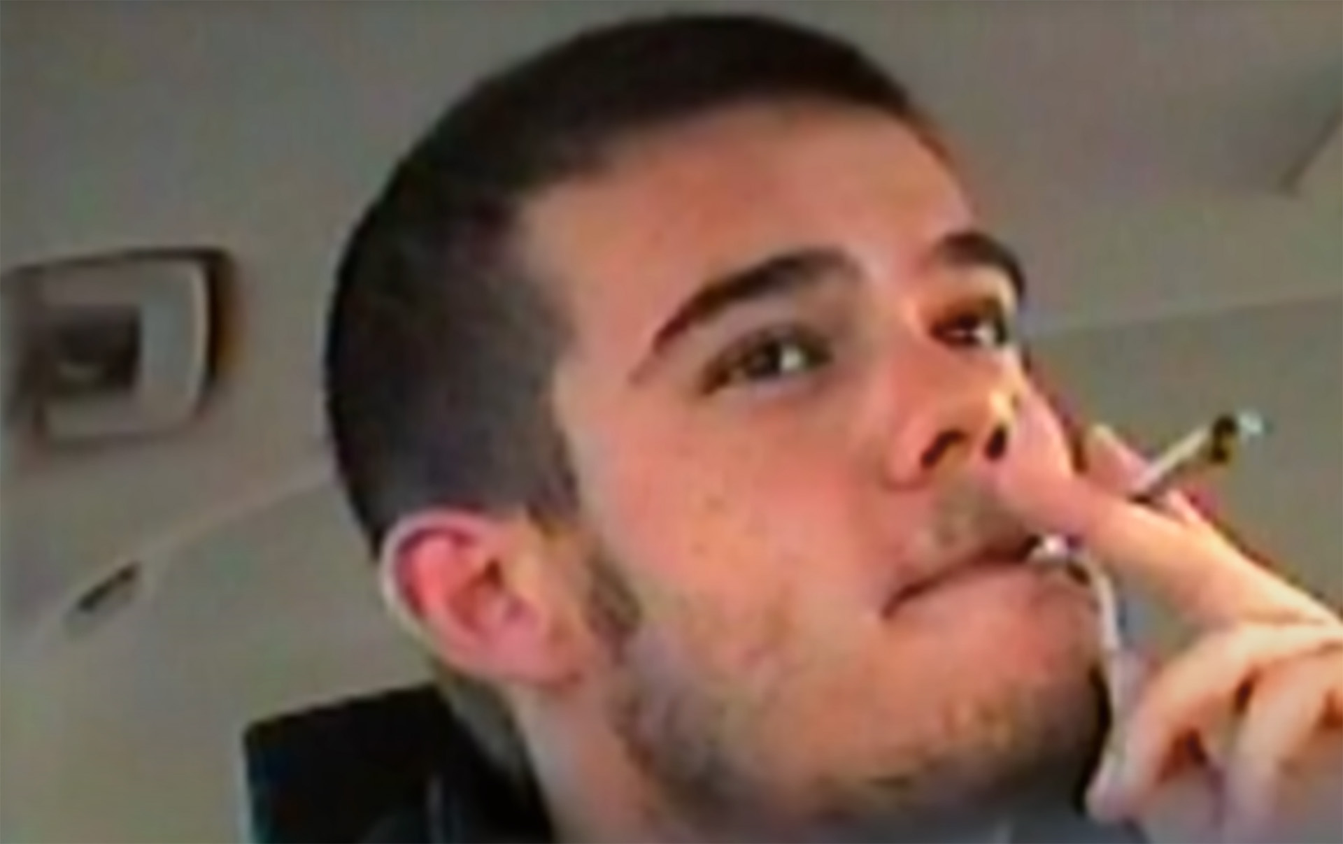 Joran van der Sloot rookt een sigaret in de auto van Patrick van der Eem.