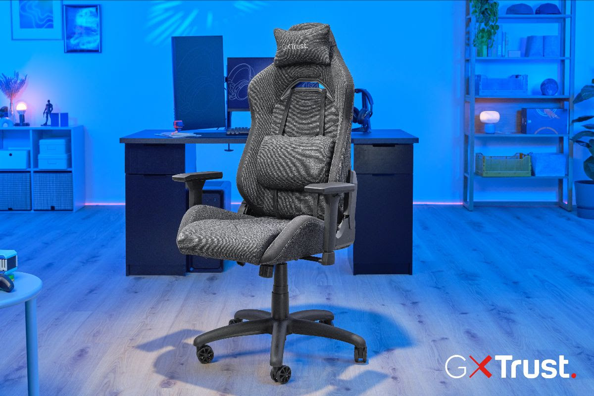 De Trust Gamingstoel in een blauwverlichte gamekamer
