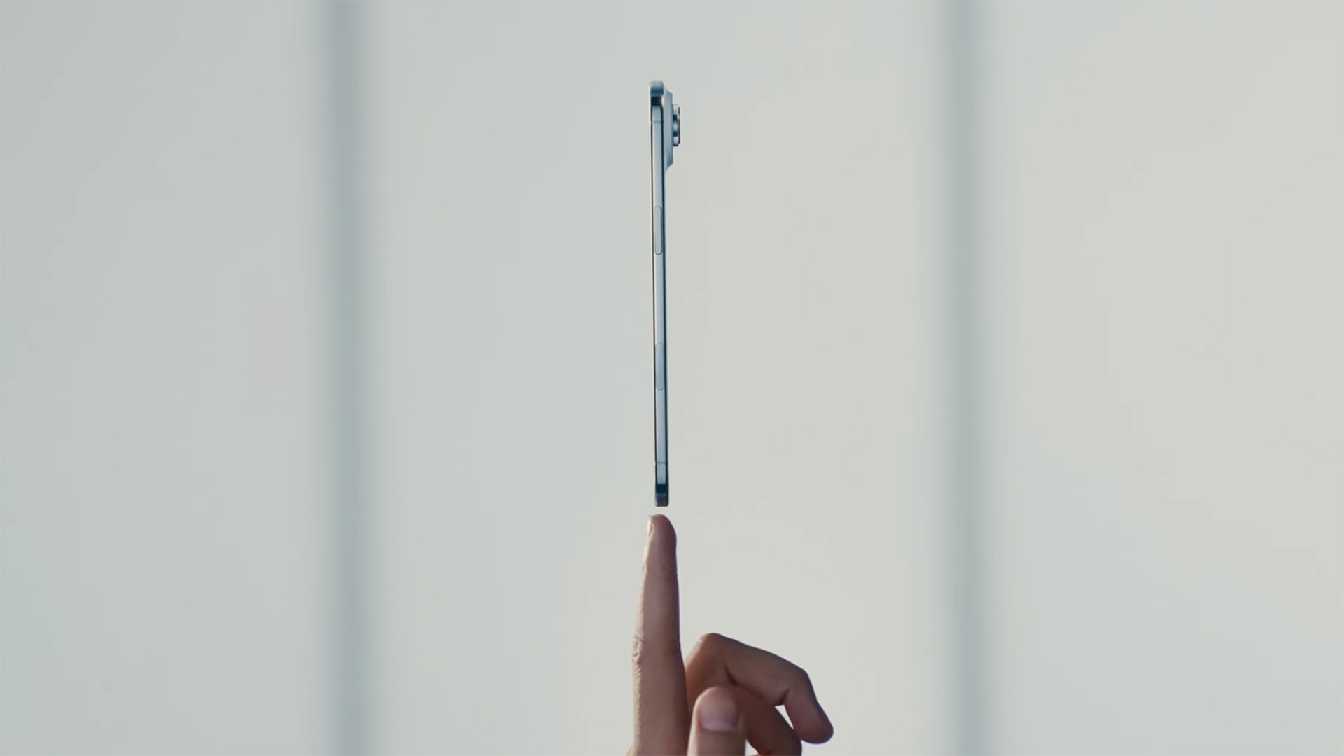 Een beeld waarop je ziet hoe dun de iPhone 17 Air is. Je ziet ook een duim
