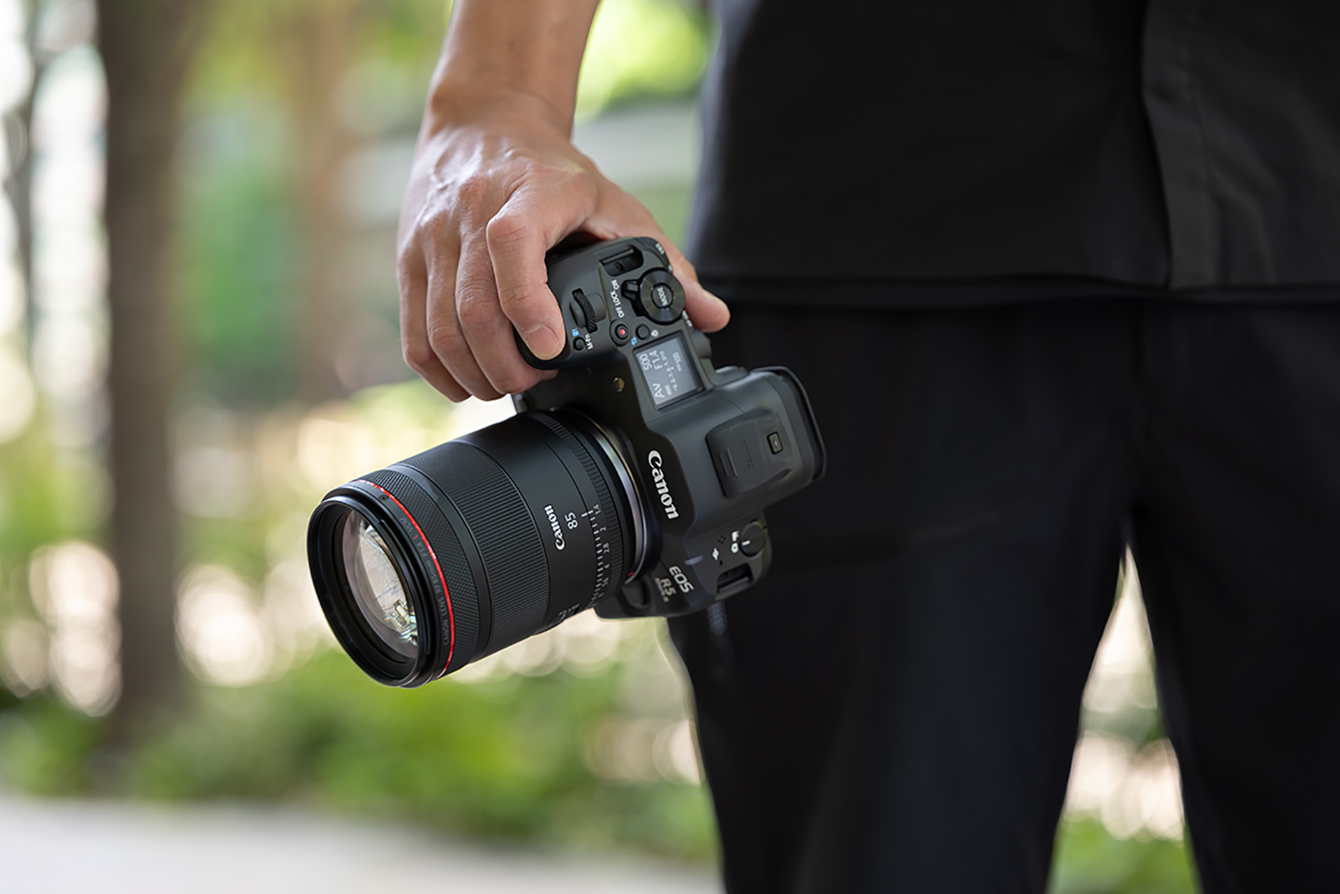 Canon EOS C50 in zijn hand