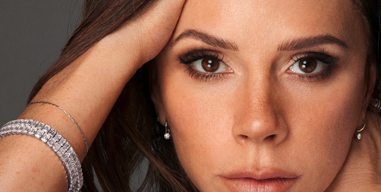 Victoria Beckham zwoel kijkend in de camera