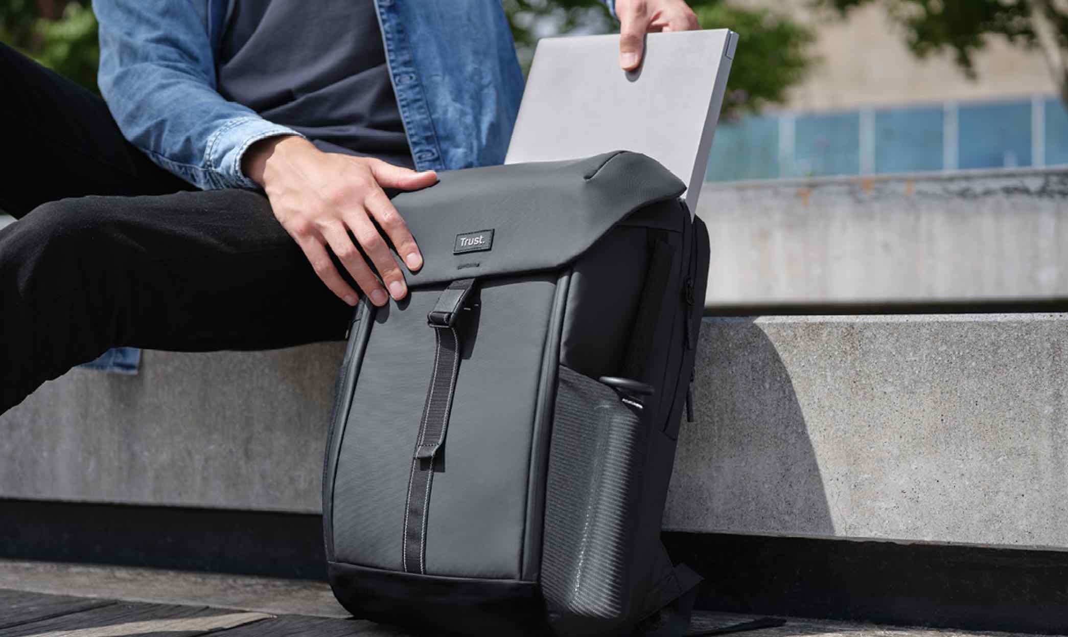 Een rugzak van Trust. Er steekt een laptop uit.