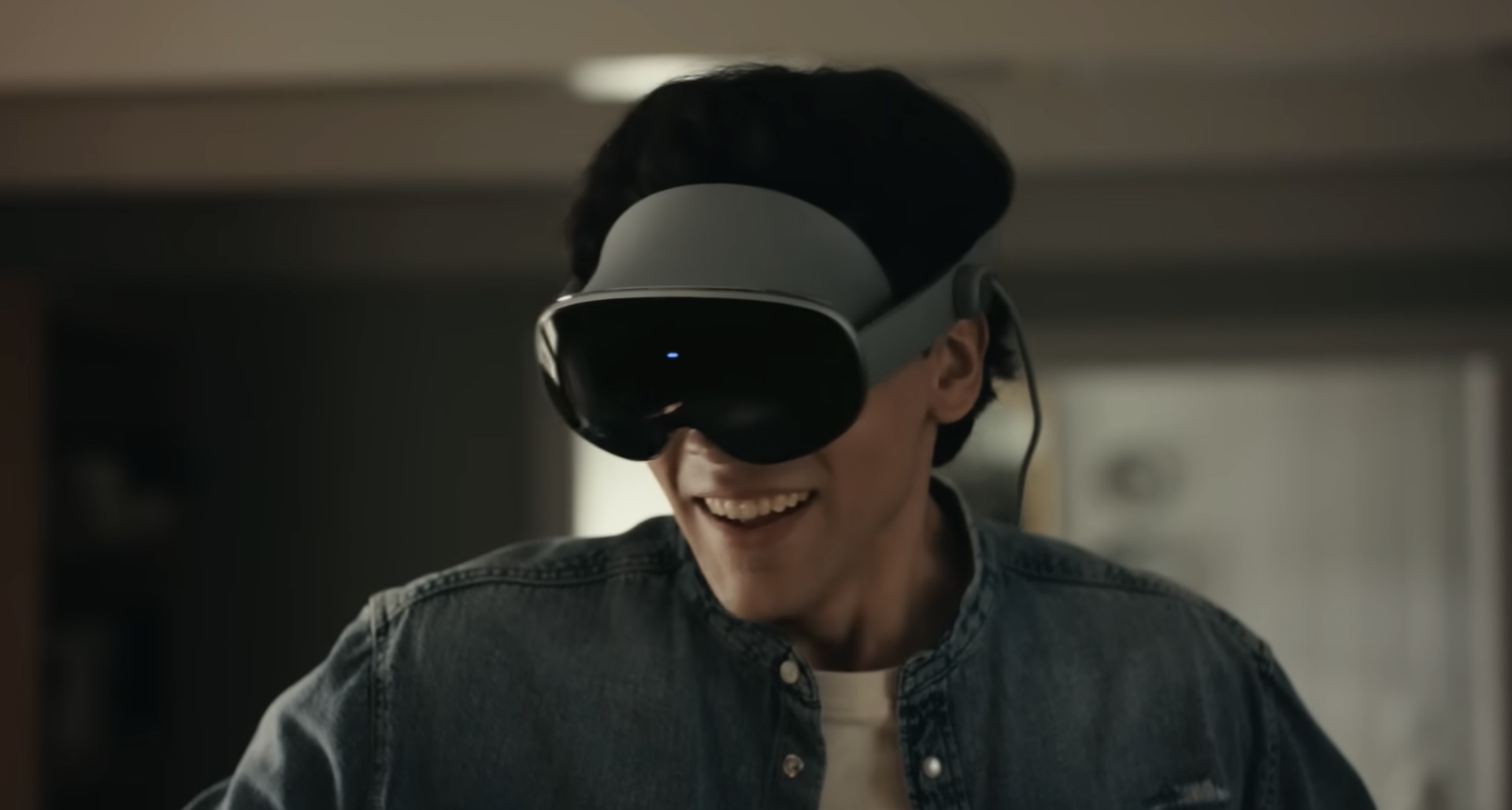 Een man met de XR Galaxy op zijn hoofd.