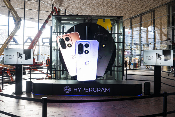 De OnePlus 15 als hologram.