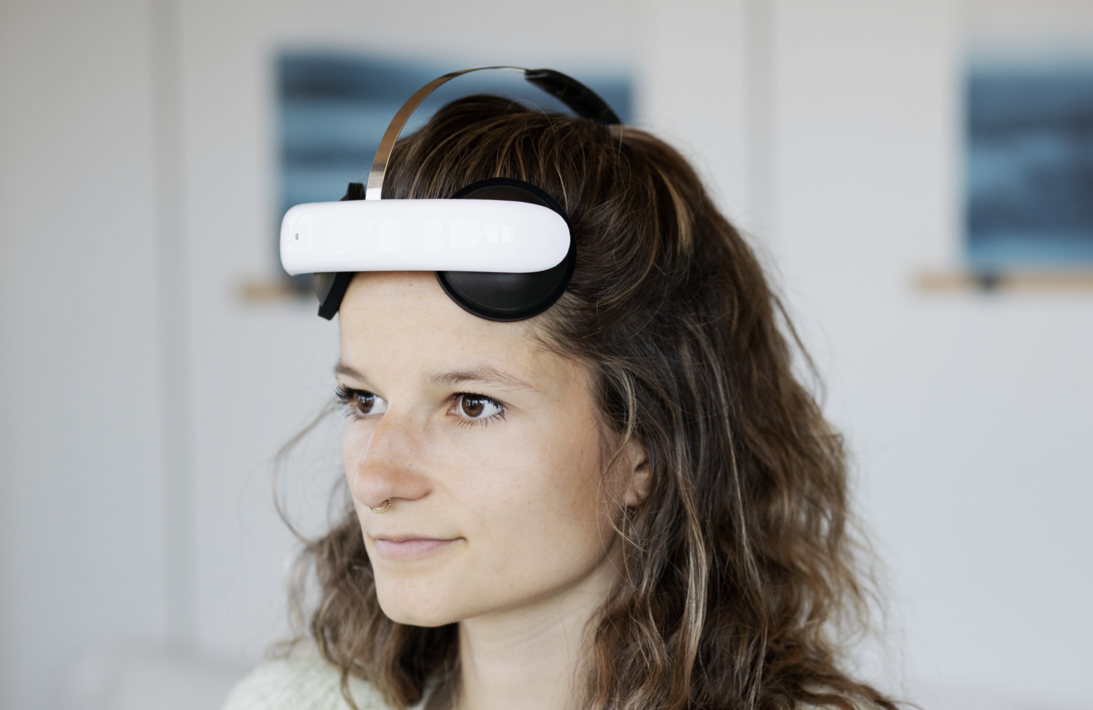 Een vrouw met een elktrische hoofdband die moet helpen depressie te verminderen.