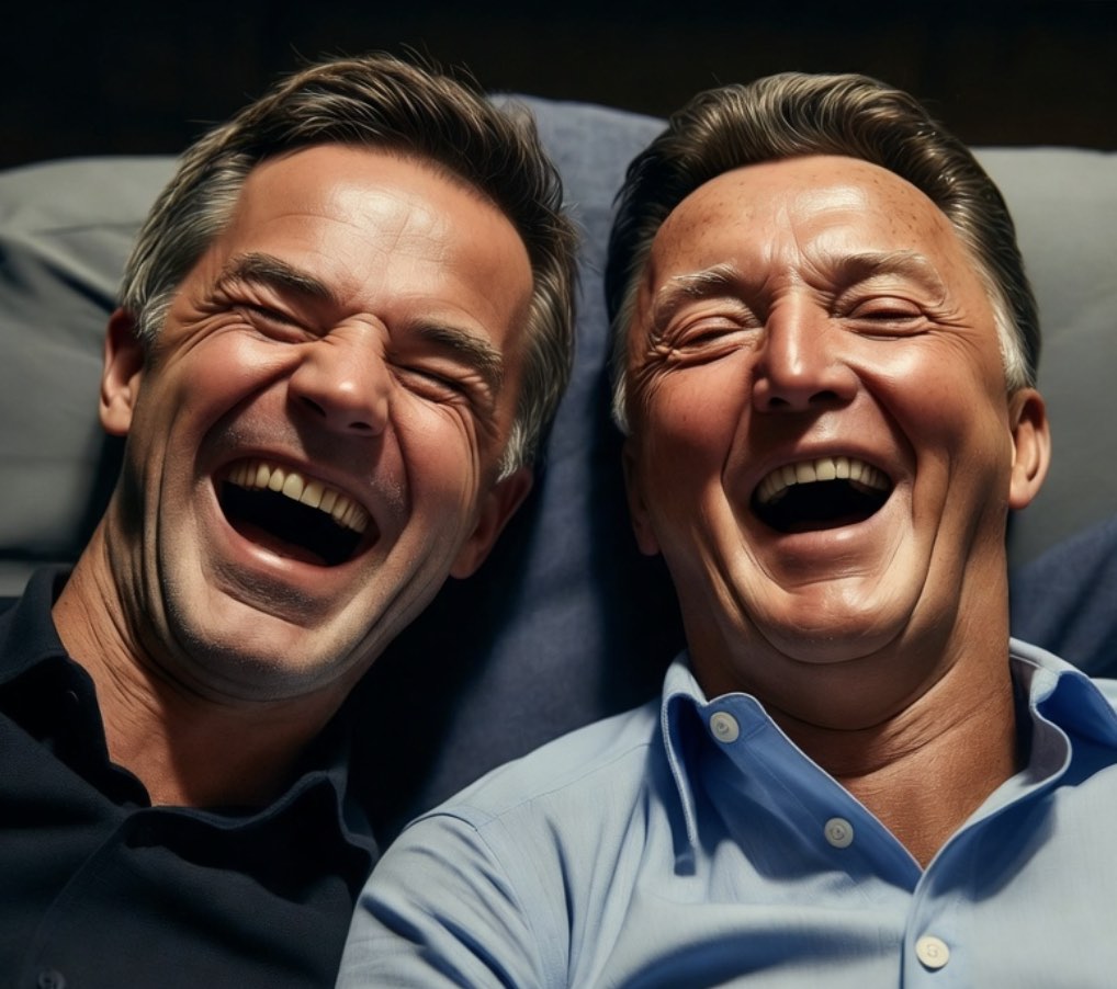 Een lachende Mark Rutte en een lachende Louis van Gaal. Gemaakt met AI