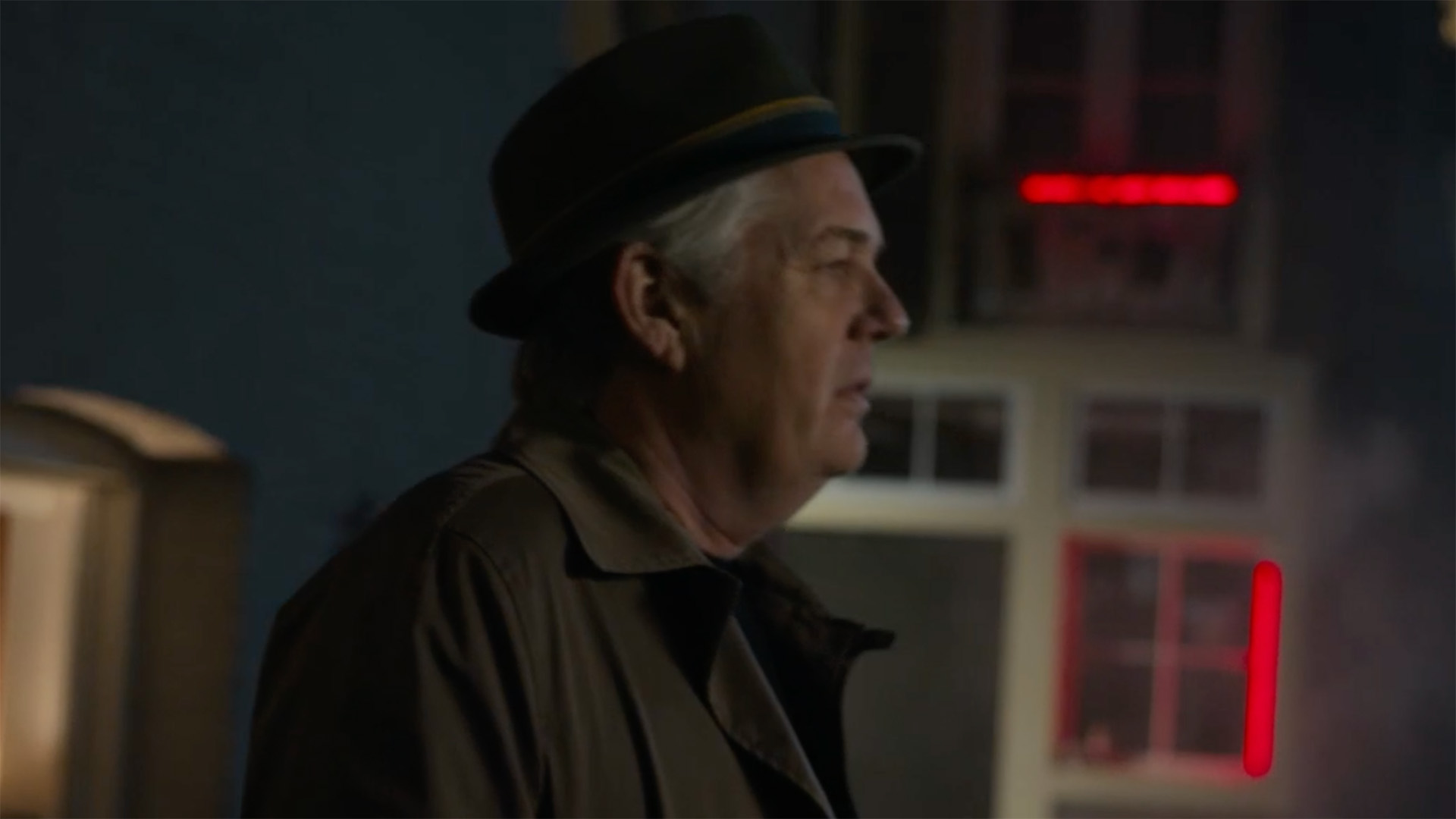 Zij-aanzicht van Thomas Acda in zijn rol als Jurre de Cock in Baantjer.