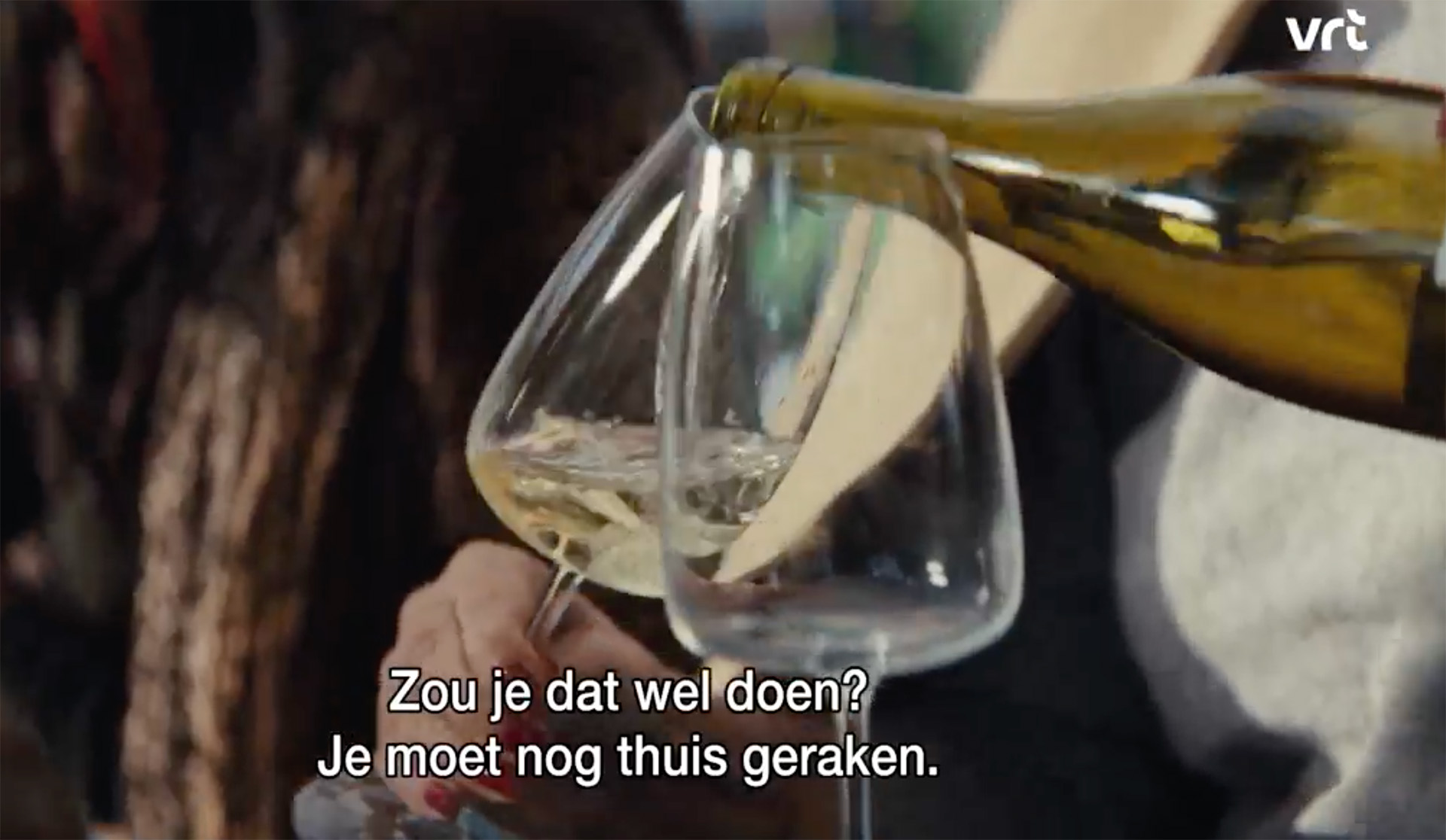 Een shot waar wijn in geschonken wordt met daaronder de tekst: ik ken mijn grenzen.