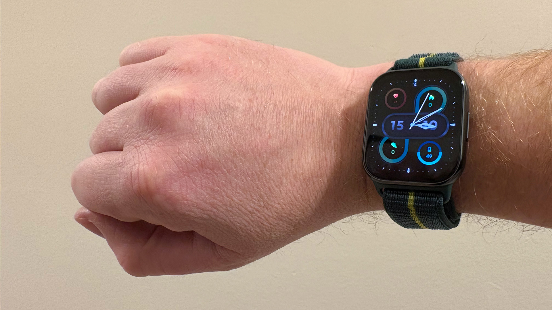 Iemand met een Moto Watch Fit om zijn pols.