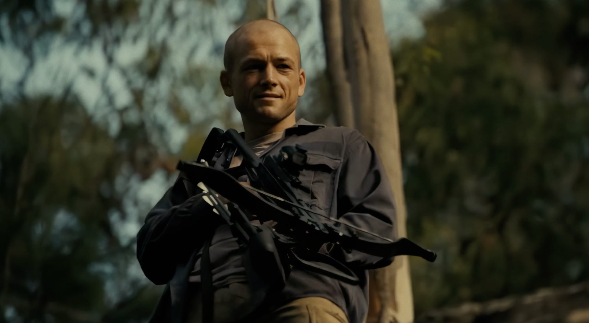 Eric Bana in Apex. Hij heeft een wapen vast.