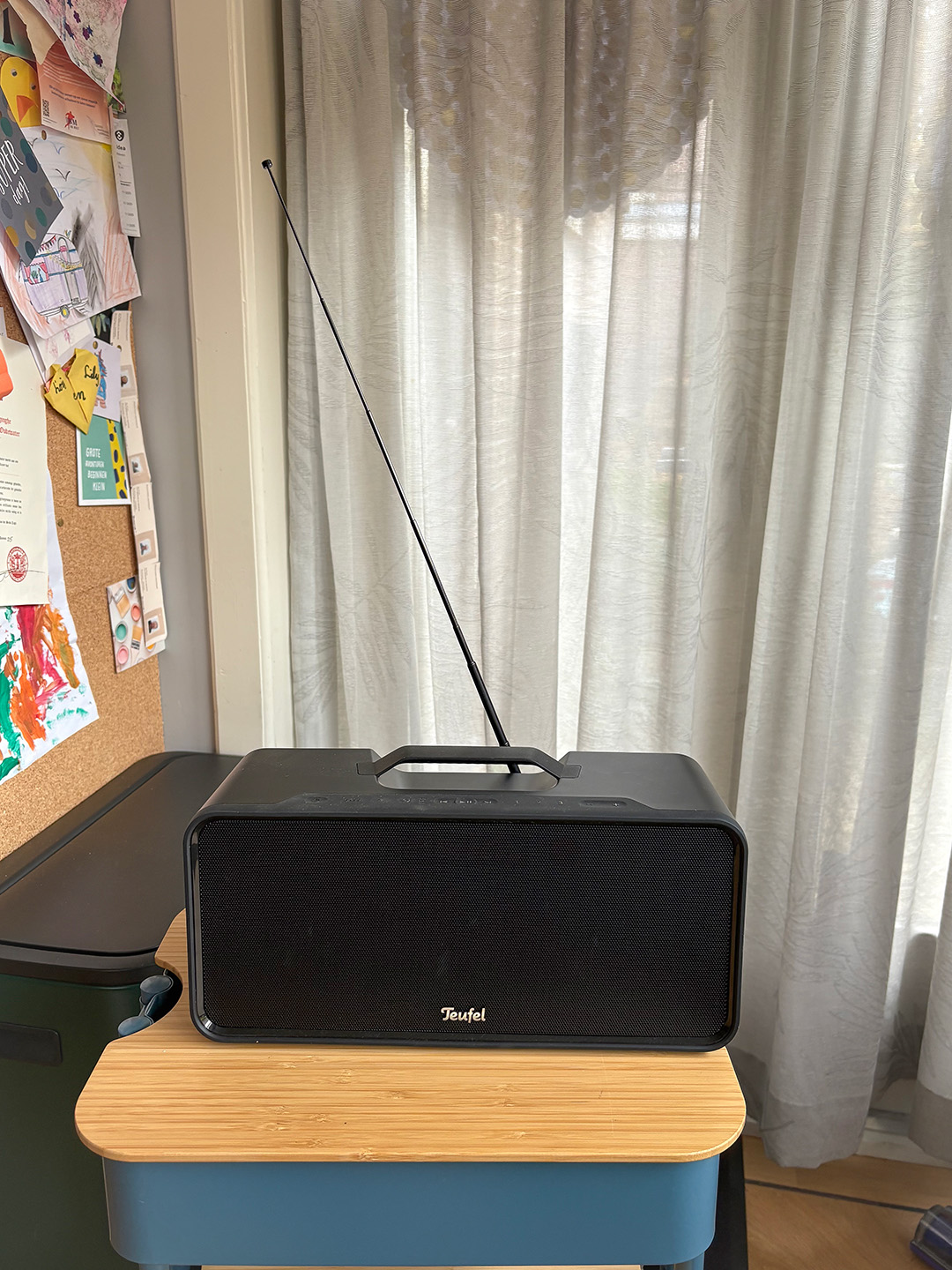 Een Teufel Boomster 4 op een tafeltje. 