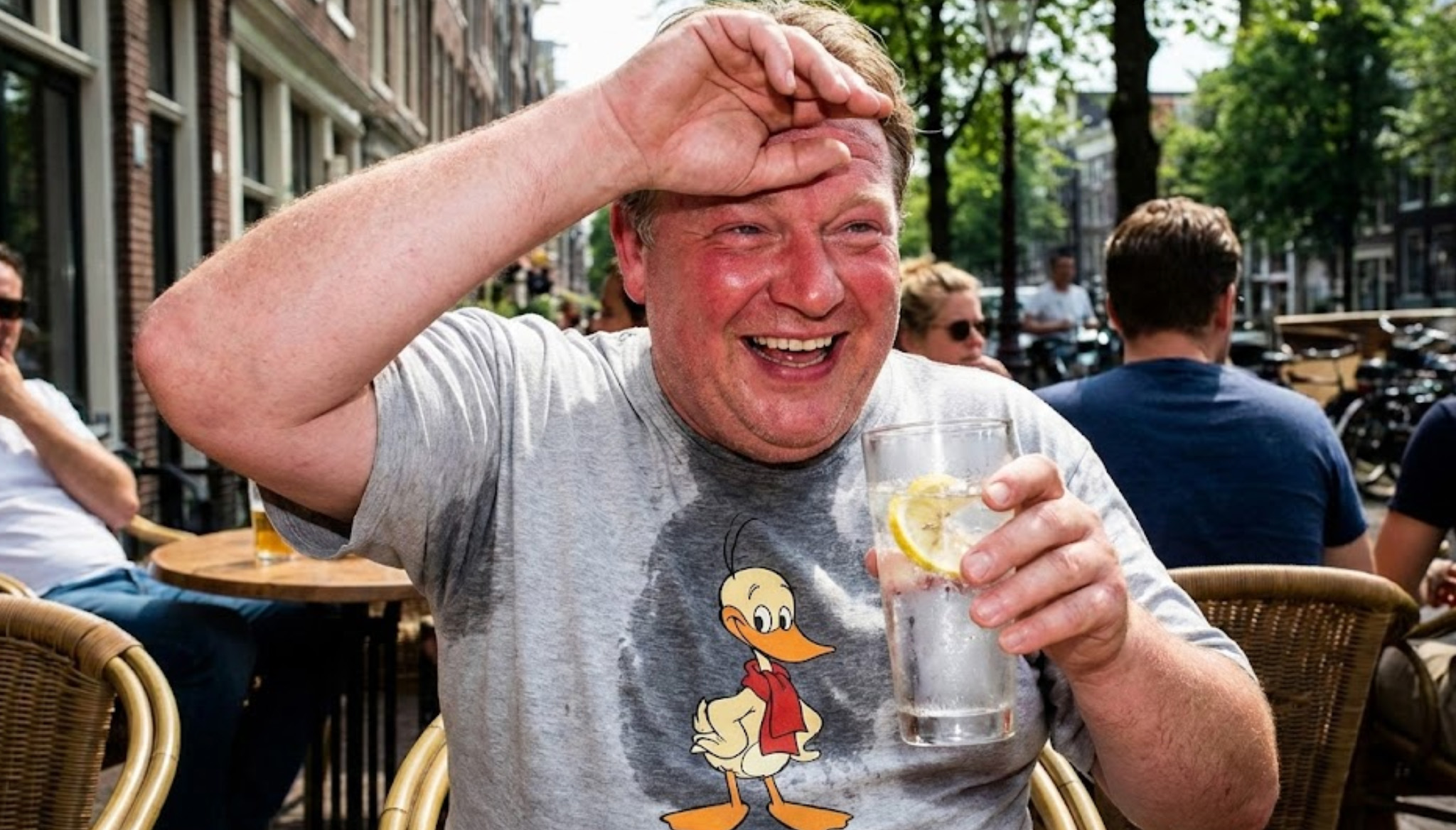 Een bezwete man drinkt een gintonic
