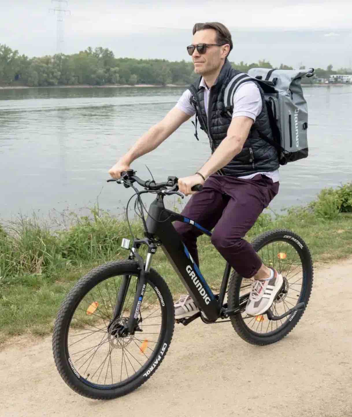Een man op de Grundig e275 eMountainbike