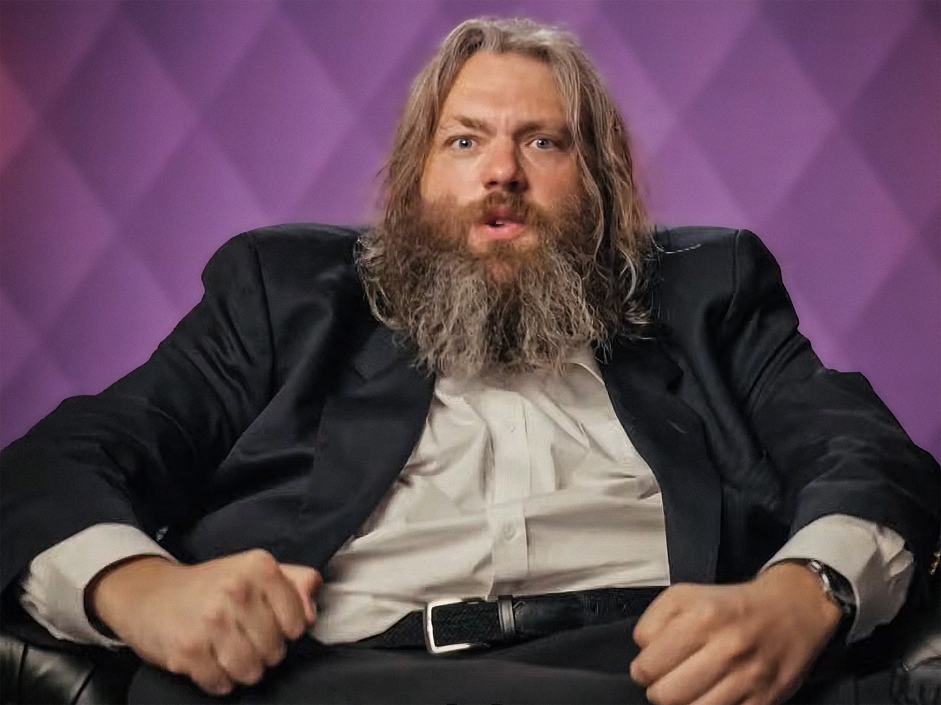 Terror Jaap met een nieuwe look. Hij is nog steeds dik, maar heeft lang haar en een baard.