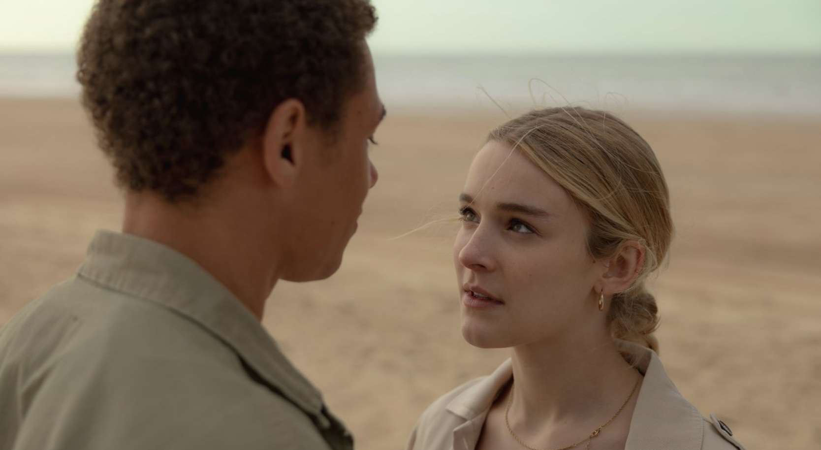 Pommelien Thijs kijkt naar tegenspeler in Knokke Off seizoen 2