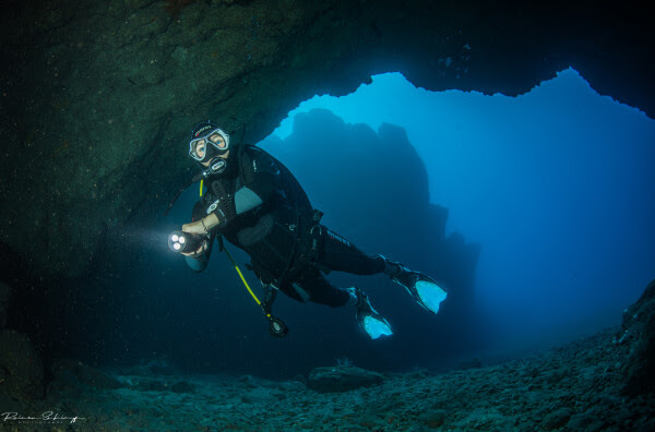 Iemand is aan het duiken in Madeira. 