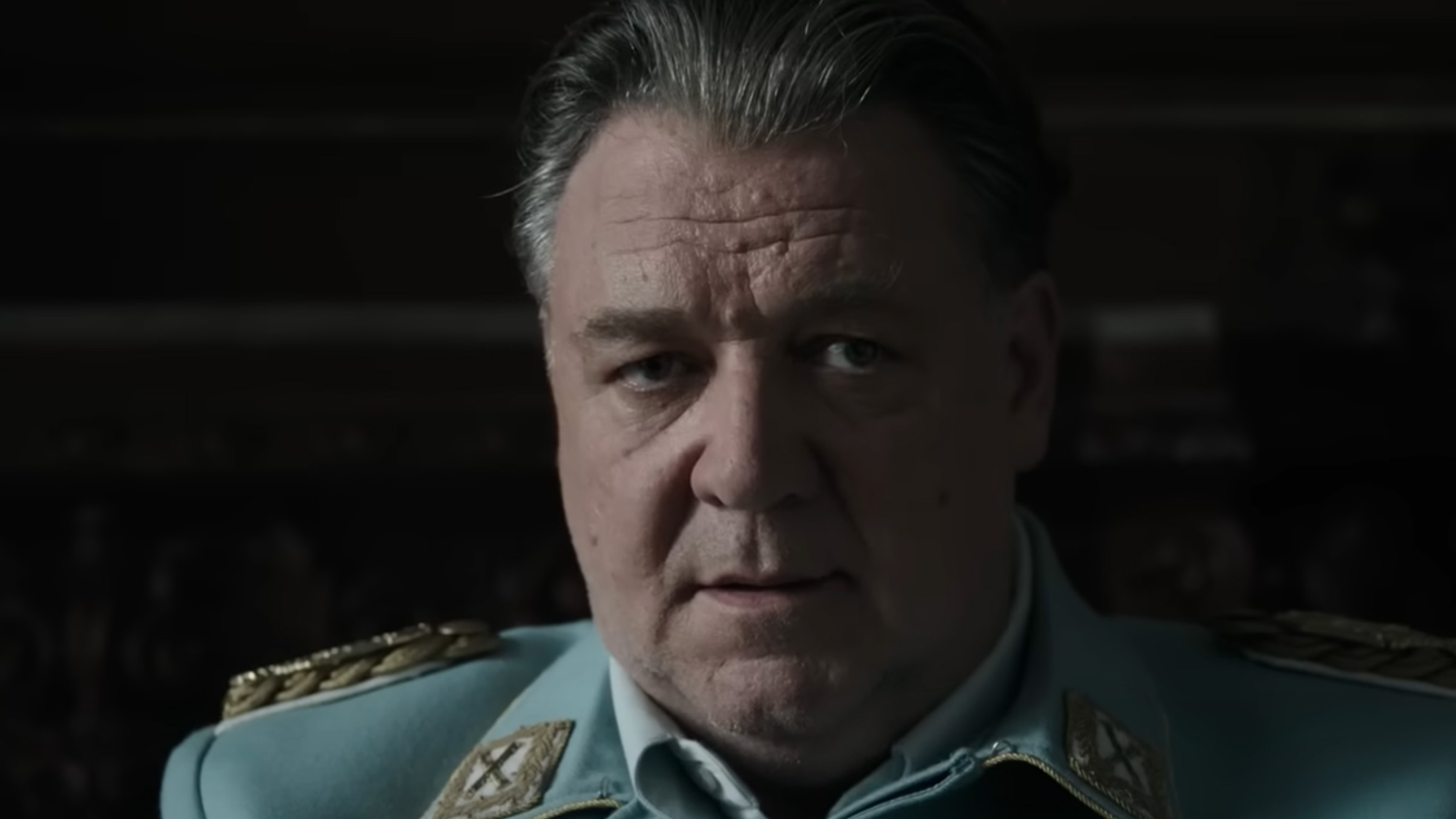 Russell Crowe als Herman Göring. Het is een close-up