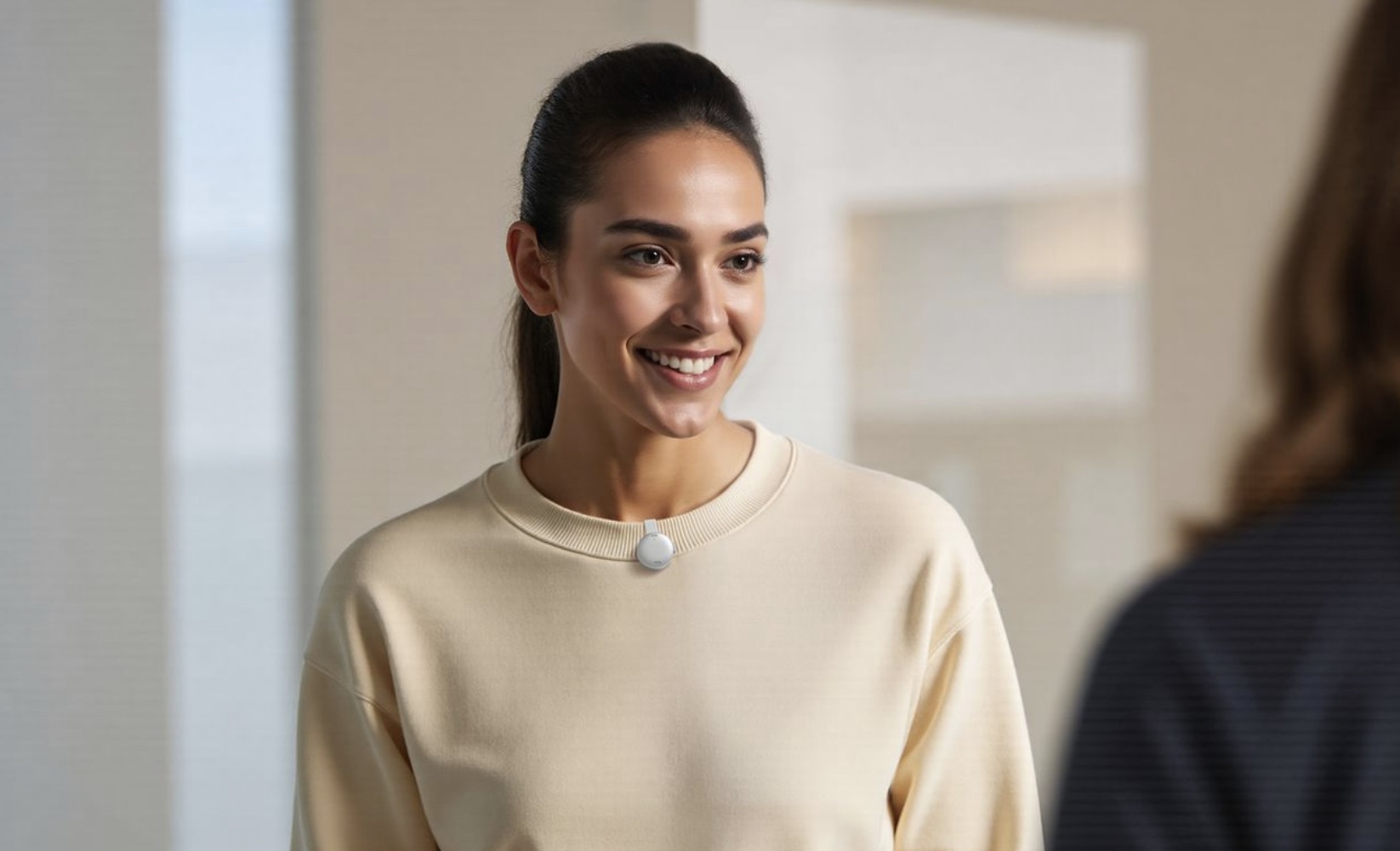 Een vrouw met de soundcore Work om haar nek.