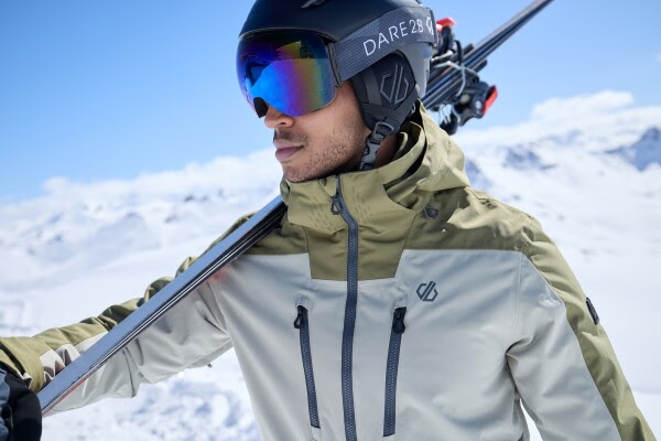 Een man met een skijack aan.