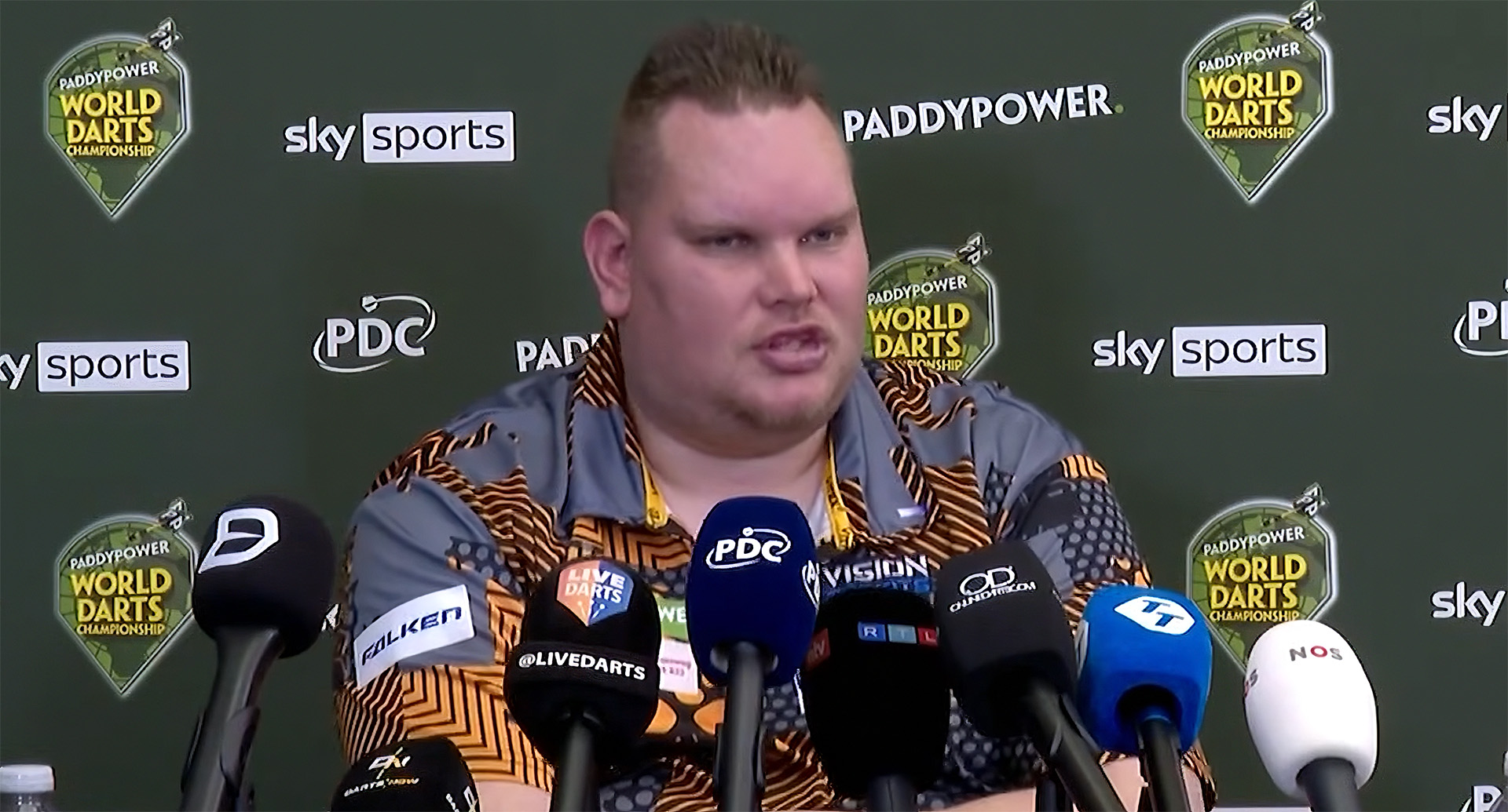 Plaisier tijdens de persconferentie na de overwinning op Price. 