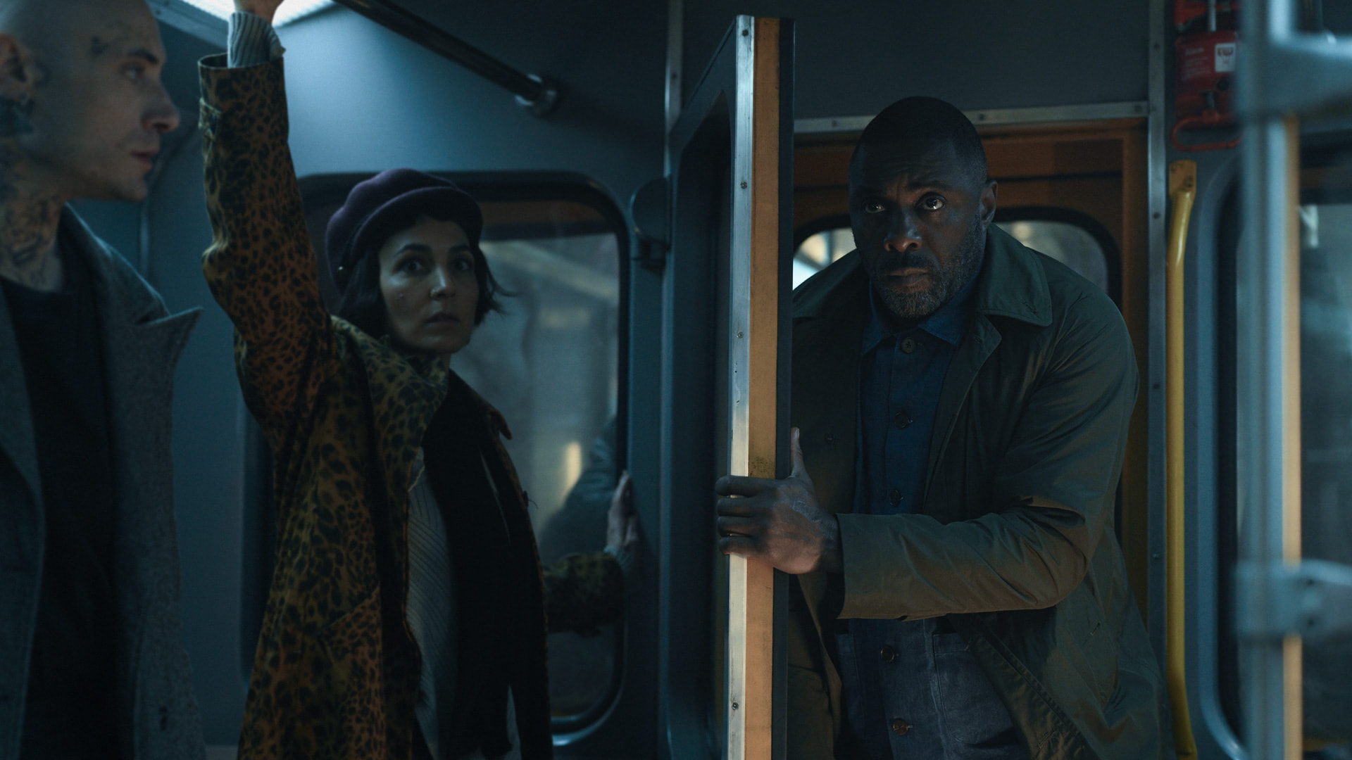 Idris Elba als Sam Nelson in Hijack Seizoen 2 op Apple TV Plus in een metro