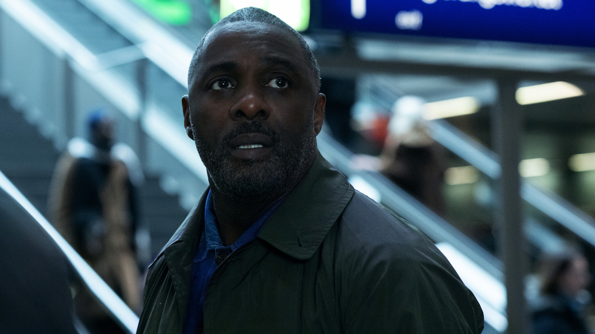 Idris Elba als Sam Nelson in Hijack Seizoen 2 op Apple TV Plus. Hij kijkt verschrikt.