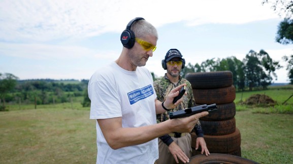 Jan Engel krijgt schietlessen.