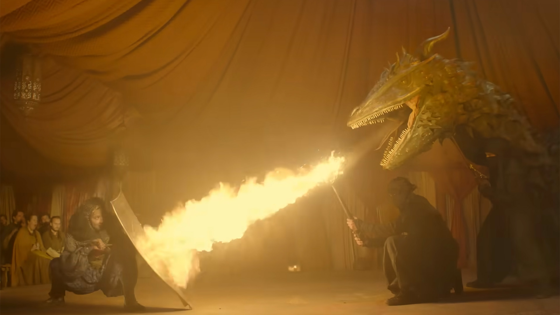 Scene uit spin off van Game of Thrones. We zien een draak vuur spuwen