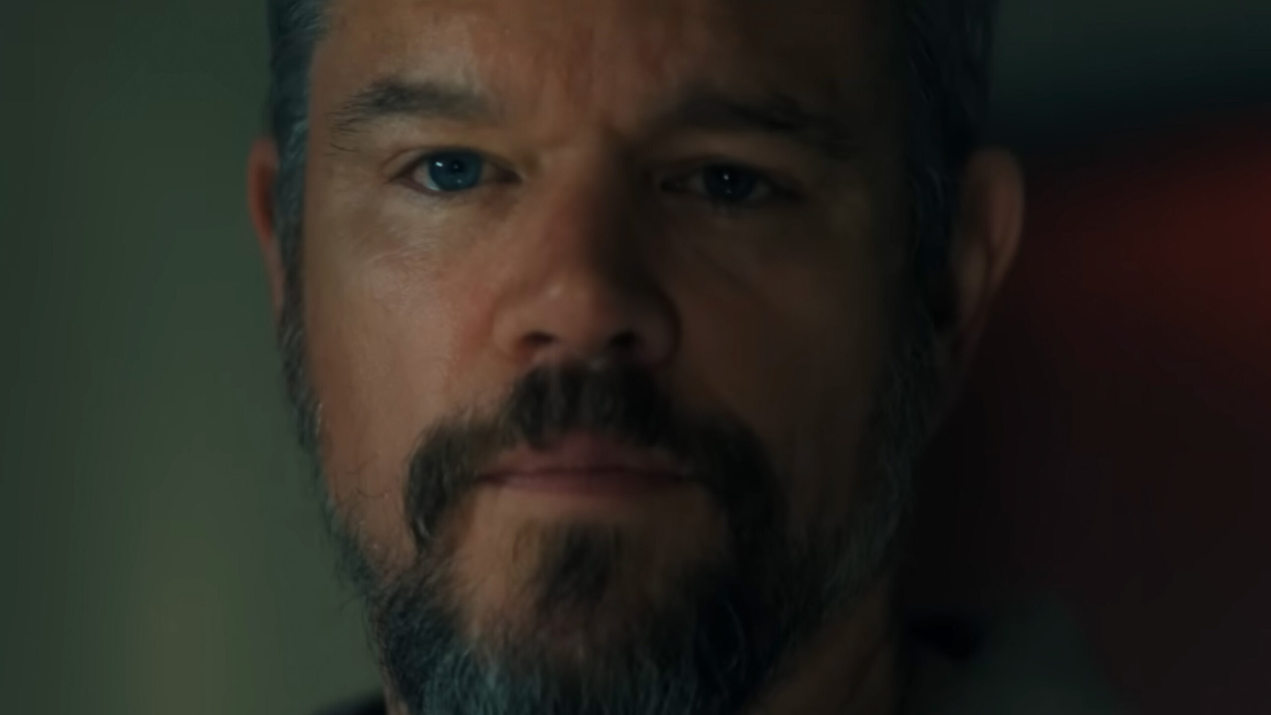 Matt Damon in The Rip. Het is een extreme close-up.