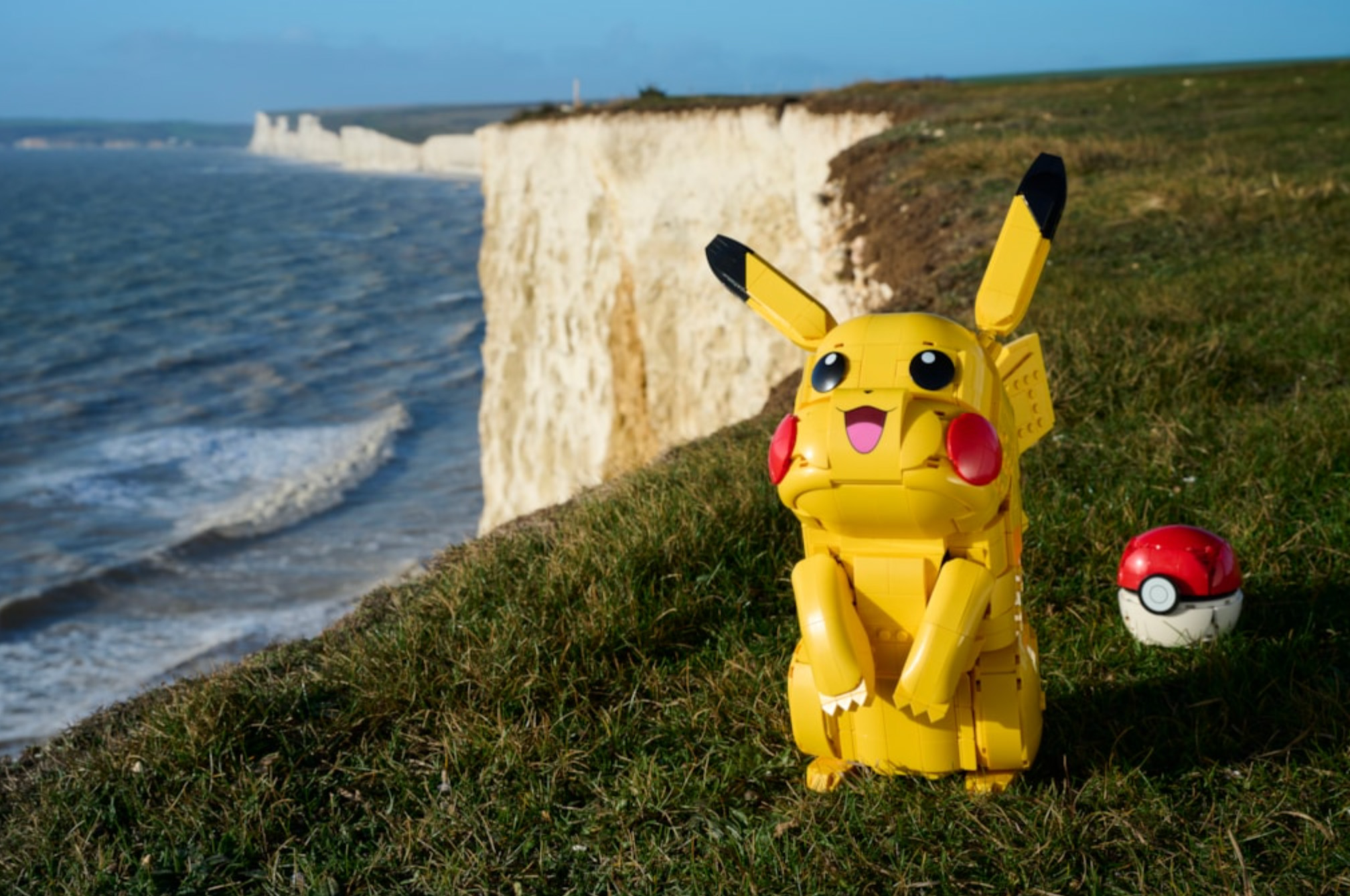 Een van Lego gemaakte Pikachu op een berg.