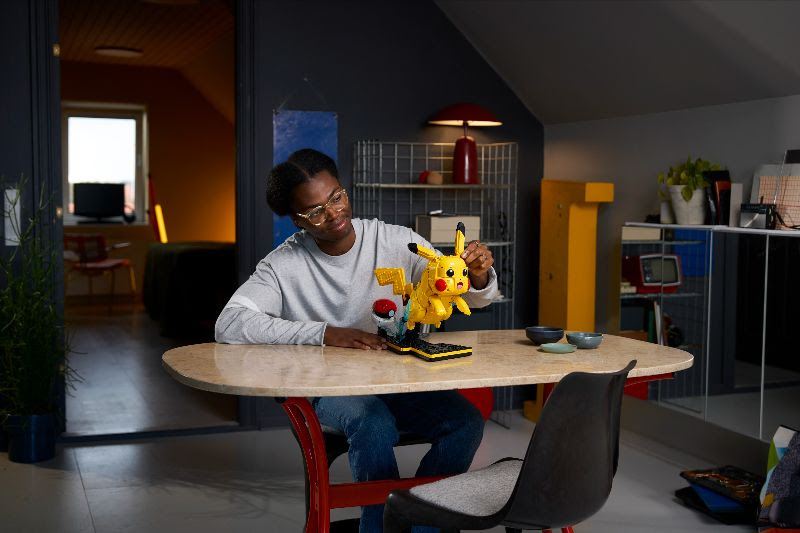 Een vrouw bouwt aan de LEGO-variant van Pikachu